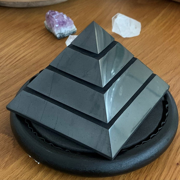 La Pyramide de Sakkara en Shungite, un symbole de puissance et de protection