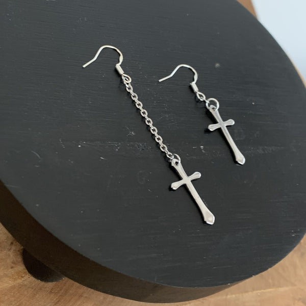 Des boucles d'oreilles asymétriques croix ou plume