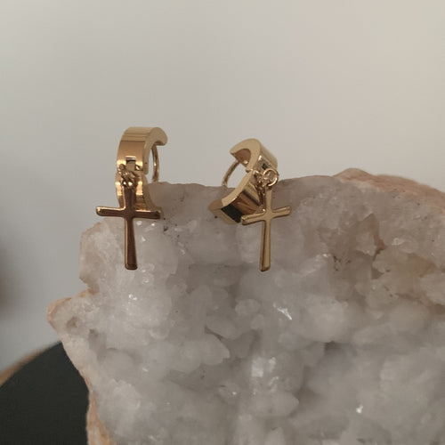 Boucles d'oreilles Huggie avec croix pendante