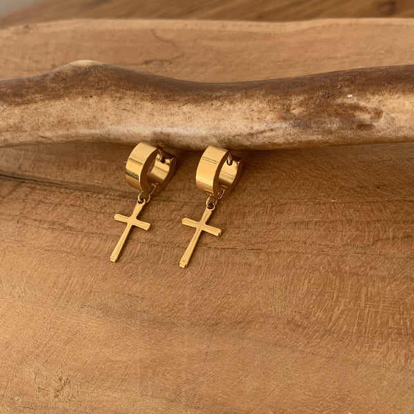 Boucles d'oreilles Huggie avec croix pendante