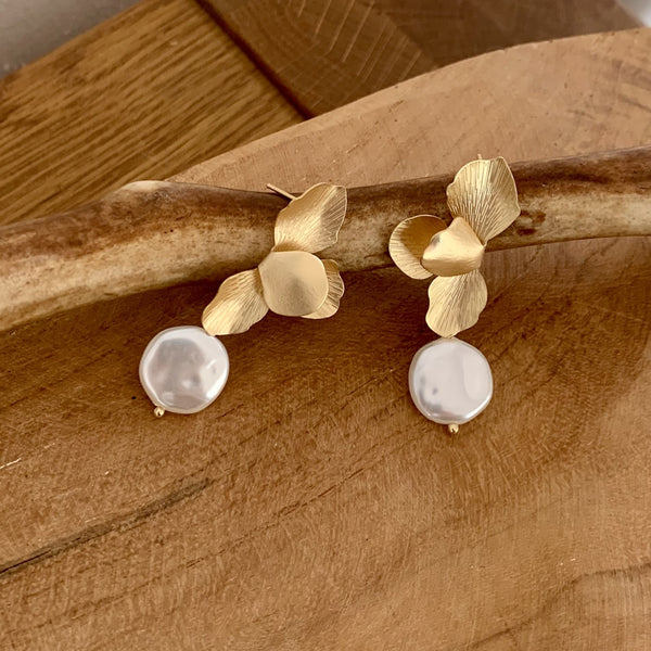 Des Boucles d'oreilles fleur et perle, des Boucles d'Oreilles Élégantes