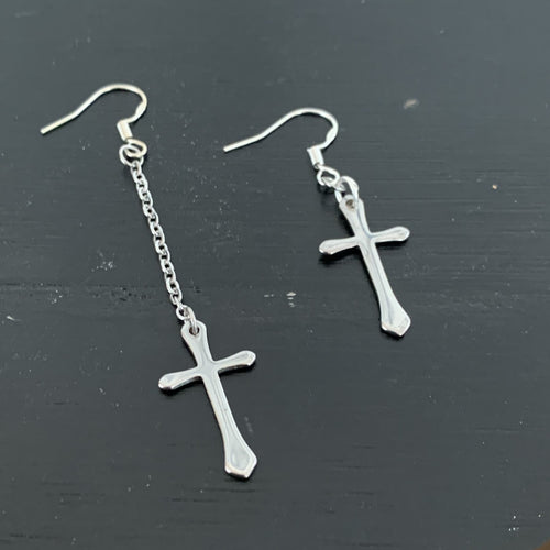 Des boucles d'oreilles asymétriques croix ou plume