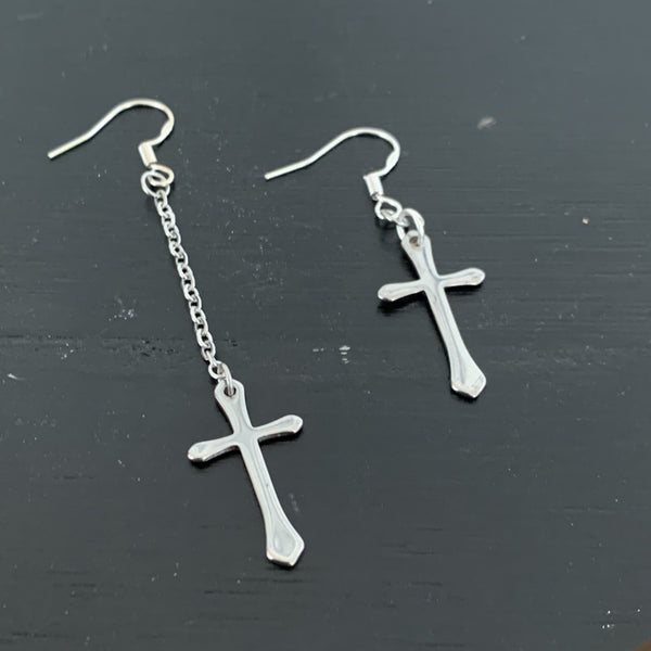 Des boucles d'oreilles asymétriques croix ou plume