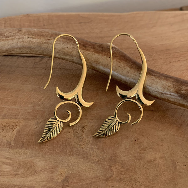 Grandes Boucles d'oreilles feuille en bronze, un design ethnique, un style bohème