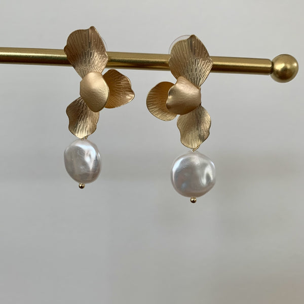 Des Boucles d'oreilles fleur et perle, des Boucles d'Oreilles Élégantes