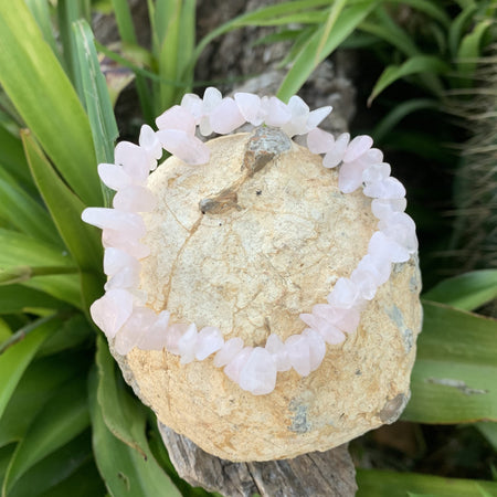 Amethyst and rose quartz bracelet in natural pearls