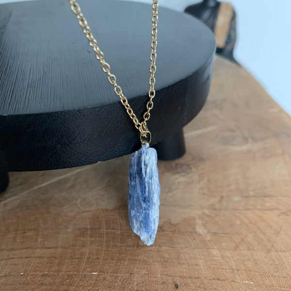 Collier cyanite or, pendentif en cyanite bleue, Choker lame de cyanite bleue