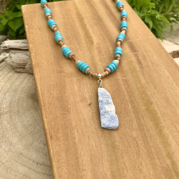 Collier de cyanite bleue et turquoise, un collier bohème en pierre fait main