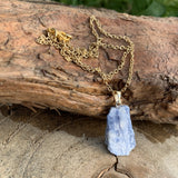 Collier cyanite or, pendentif en cyanite bleue, Choker lame de cyanite bleue