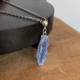 Pendentif cyanite bleu naturelle, Choker argent 40cm pour elle ou pour lui