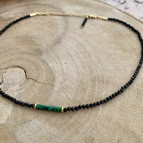 Ras de cou en Spinelle noir et Malachite, un Collier de perles de pierres précieuses