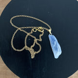 Collier cyanite or, pendentif en cyanite bleue, Choker lame de cyanite bleue