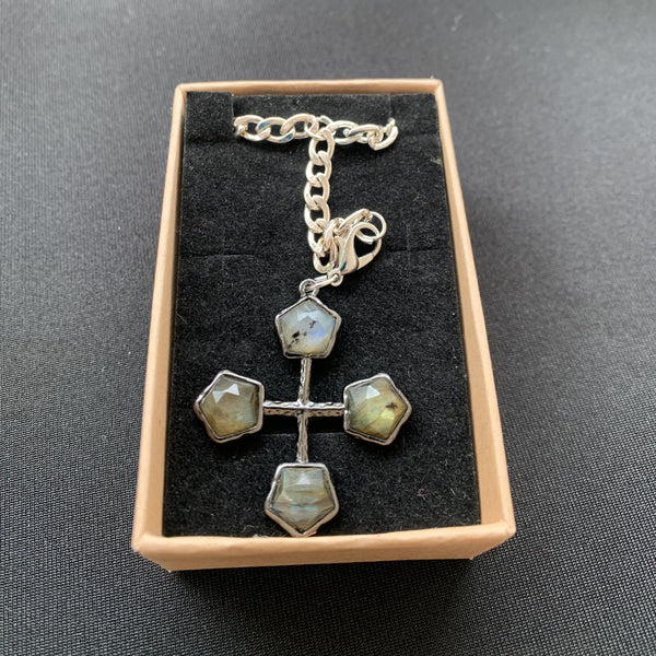 Collier croix en labradorite facettée style croix du Languedoc