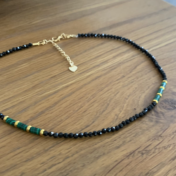 Collier en spinelle noire facettée et malachite "le diamant noir"