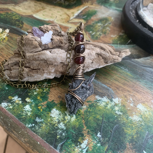 Collier kyanite noire, balais de sorcière, cyanite