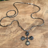 Collier croix en labradorite style vintage, un bijou unique