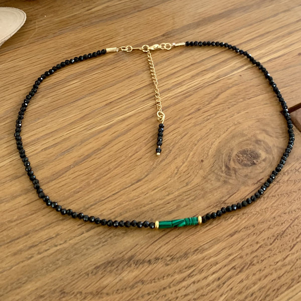 Ras de cou en Spinelle noir et Malachite, un Collier de perles de pierres précieuses