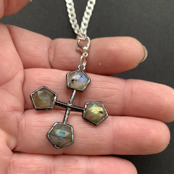 Collier croix en labradorite facettée style croix du Languedoc