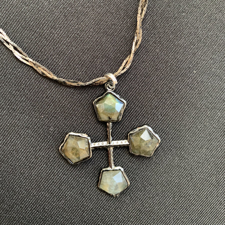 Pendentif demi-lune en labradorite facettée