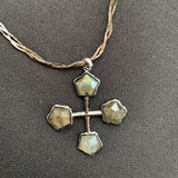 Collier croix en labradorite style vintage, un bijou unique