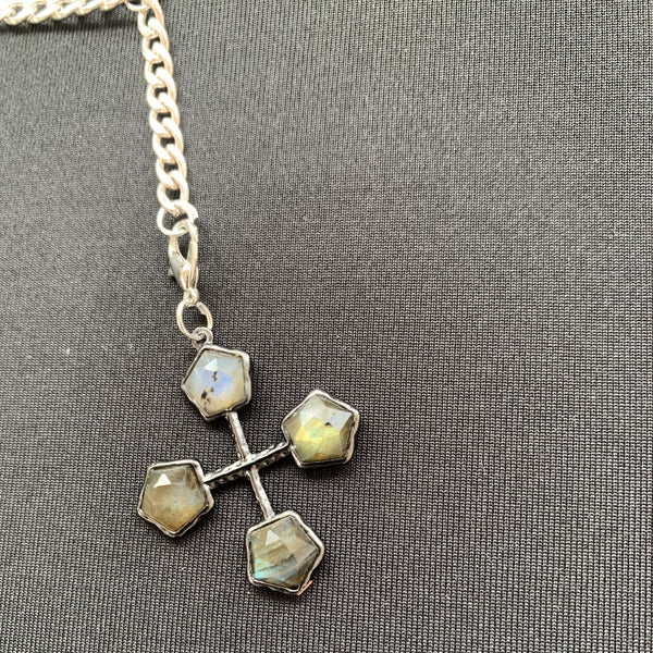 Collier croix en labradorite facettée style croix du Languedoc