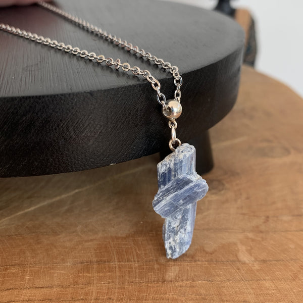 Pendentif cyanite bleu naturelle, Choker argent 40cm pour elle ou pour lui