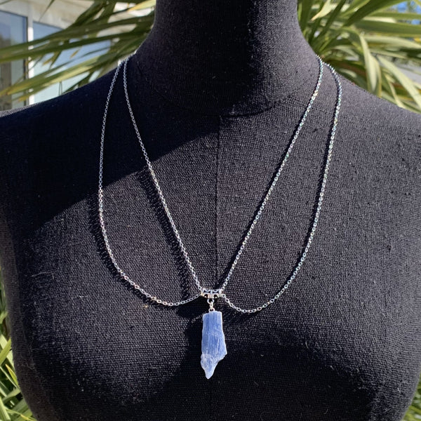 Collier en cyanite bleue double chaine pour un bijou unique