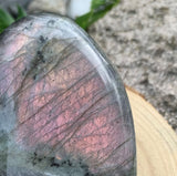 Labradorite polie violette, pierre claire atypique