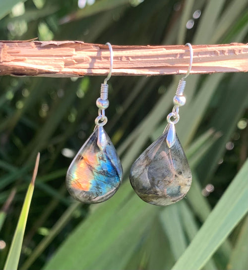 Boucles d'oreilles en labradorite noire arc-en-ciel