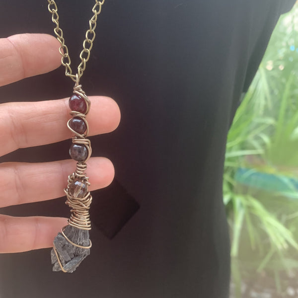 Collier balais de sorcière en kyanite noire, bijoux pour elle