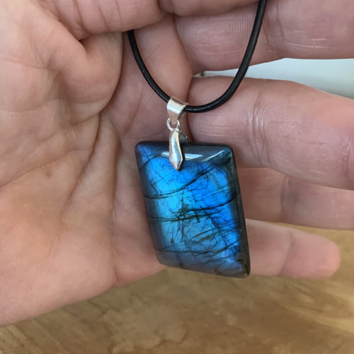 Pendentif en labradorite bleue de forme rectangulaire, un design pour les hommes