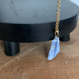 Collier cyanite or, pendentif en cyanite bleue, Choker lame de cyanite bleue