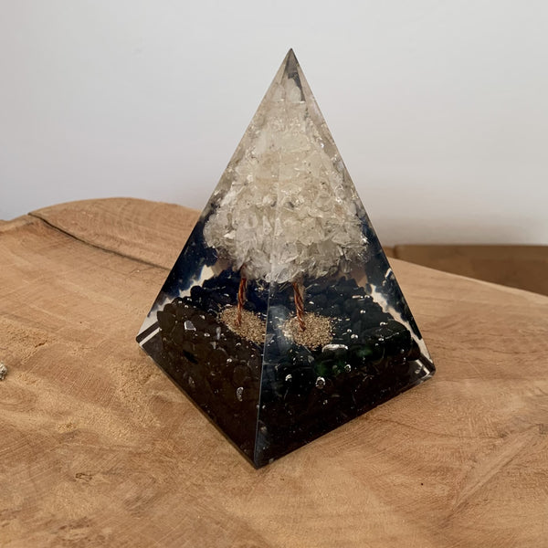 Orgonite Shungite en pyramide avec Arbre de vie, une énergie bienfaisante