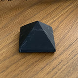 Petite pyramide de Shungite russe noire mat, une pyramide de poche