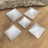 Pyramide en sélénite naturelle de qualité A, Satin Spar l'énergie cristalline