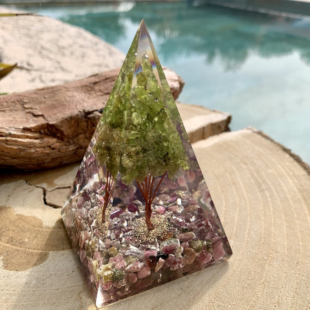 Pyramide en pierre de cristal de roche, quartz rose