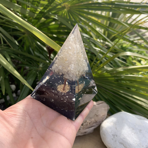 Orgonite Shungite en pyramide avec Arbre de vie, une énergie bienfaisante