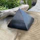 Grande pyramide Shungite noire, Authentique Shungite polie de Carélie