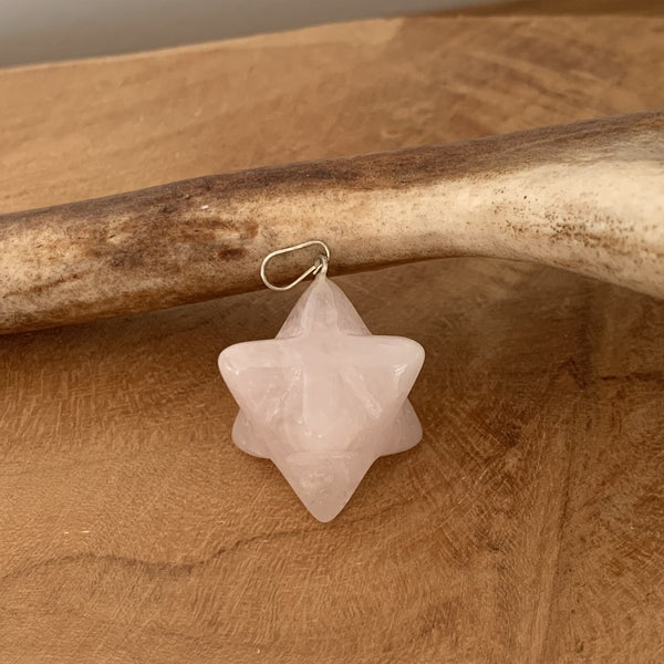 Etoile merkaba de quartz rose, symbole de géométrie sacrée, un talisman