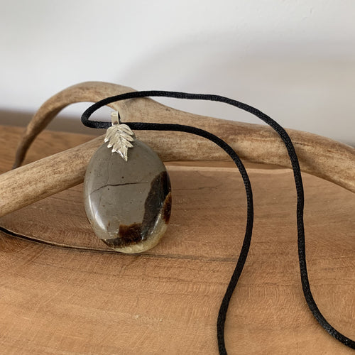 Pendant in septaria and yellow calcite