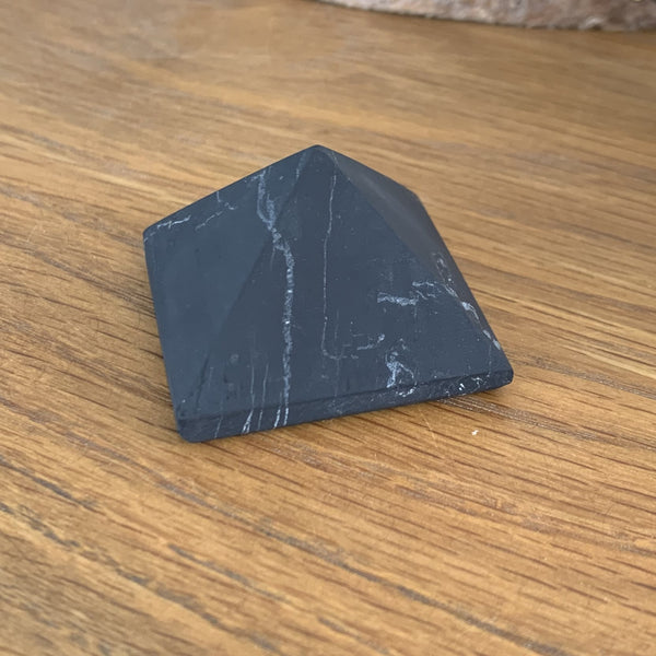 Petite pyramide de Shungite russe noire mat, une pyramide de poche