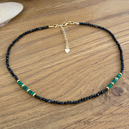 Ras de cou en Spinelle noir et Malachite, un Collier de perles de pierres précieuses