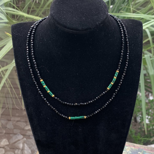 Ras de cou en Spinelle noir et Malachite, un Collier de perles de pierres précieuses