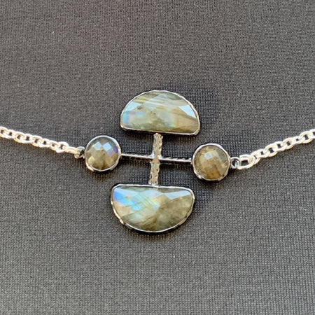 Pendentif demi-lune en labradorite facettée