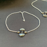 Collier demi lune en labradorite facettée, collier tendance, collier femme moderne