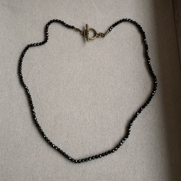 Collier spinelle noire facettée naturelle, un ras de cou élégant