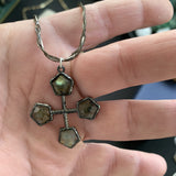 Collier croix en labradorite style vintage, un bijou unique