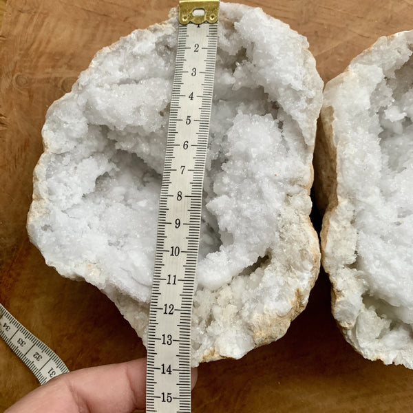 Grande géode de cristal de roche pour le rechargement des pierres