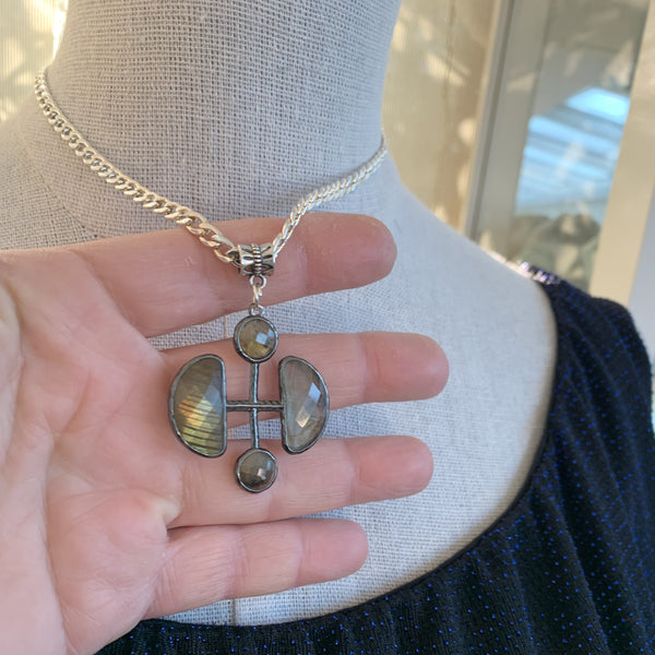 Collier croix en labradorite facettée, tendance moderne