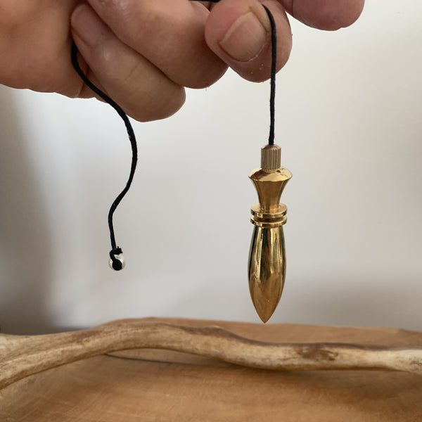 Pendule de Karnak avec témoin en bronze, un pendule égyptien